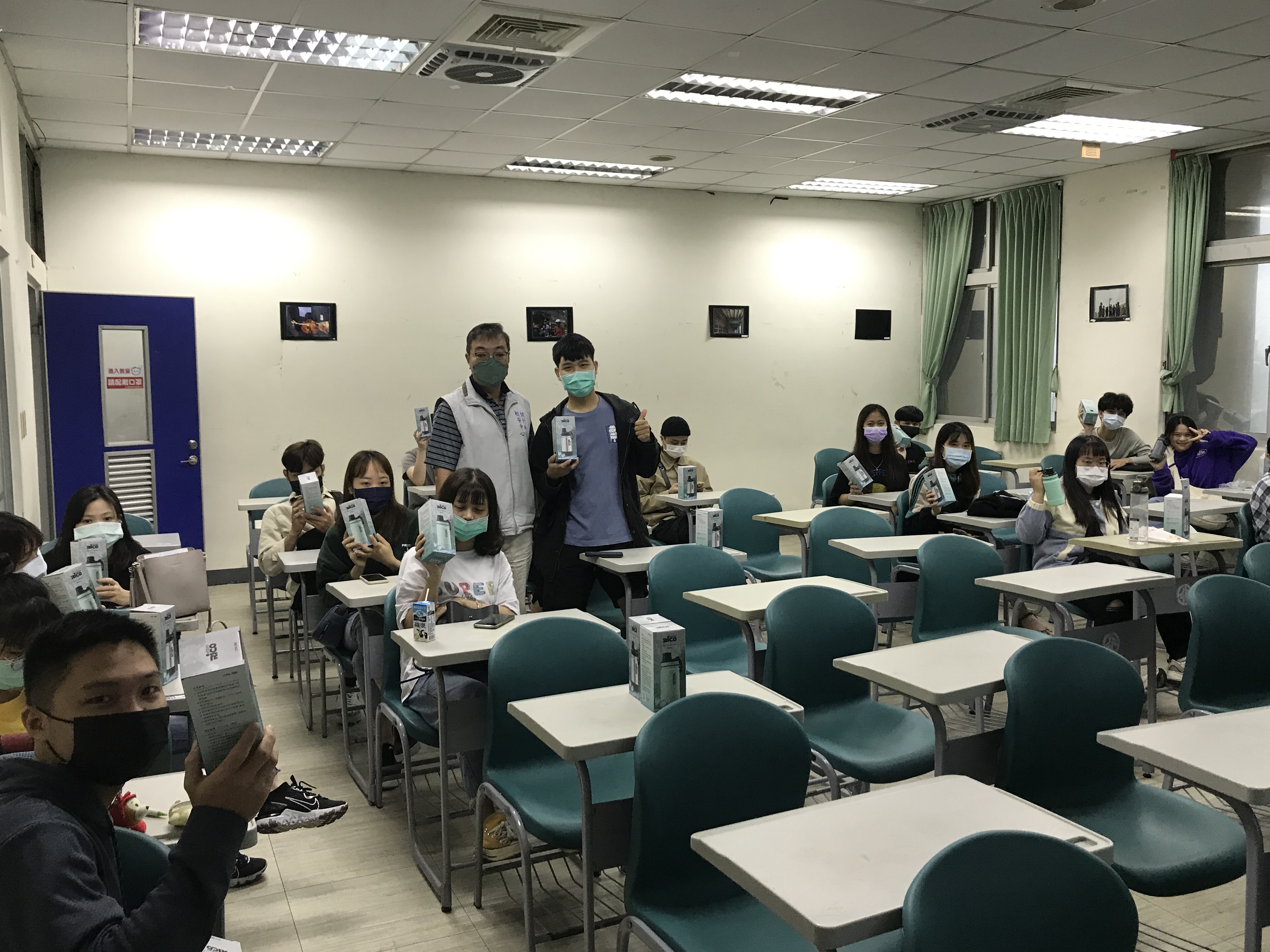 学校致赠学生礼物和聚餐